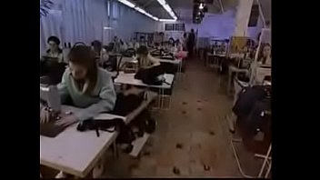 Студенточка с короткой стрижкой делает отсос зрелому преподу на вебку
